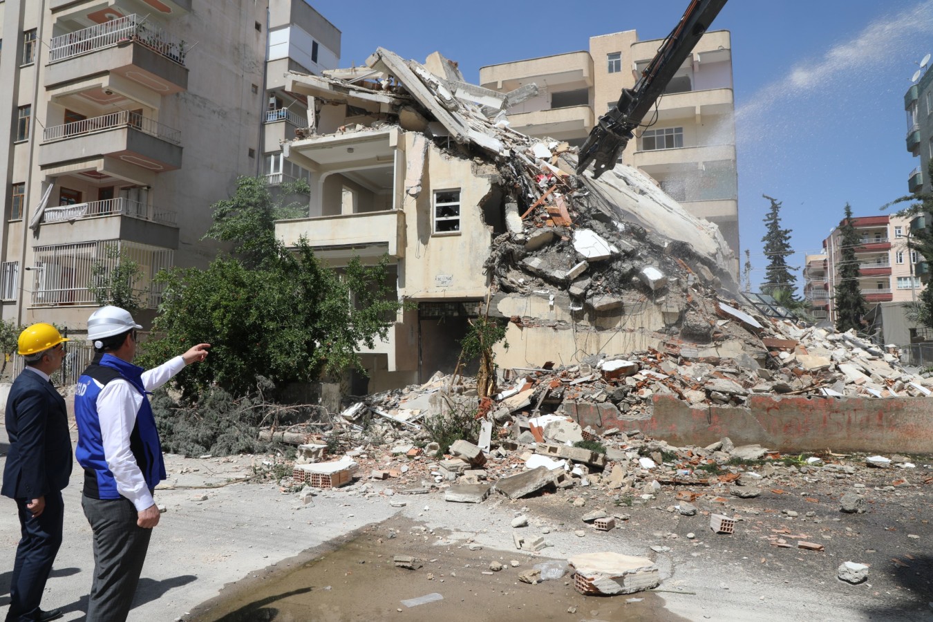 Vali Ayhan hasarlı binanın yıkım çalışmalarını inceledi;