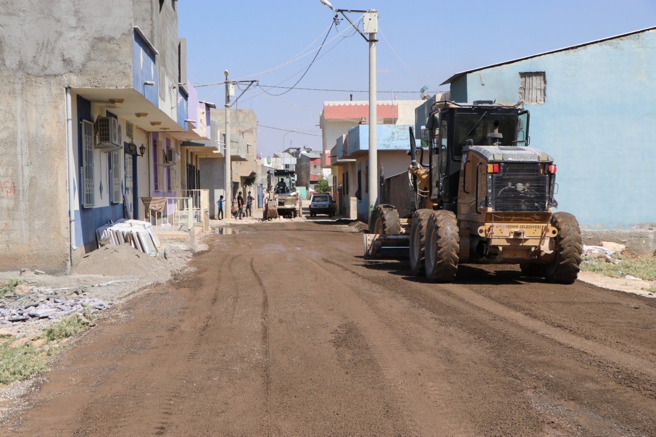 Viranşehir’de kazı nedeniyle bozulan yol yeniden asfaltlanıyor;