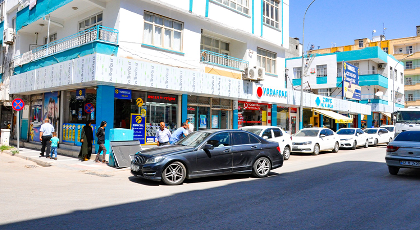 Akçakale’de cadde ve sokaklarda tek tip tabela uygulaması devam ediyor