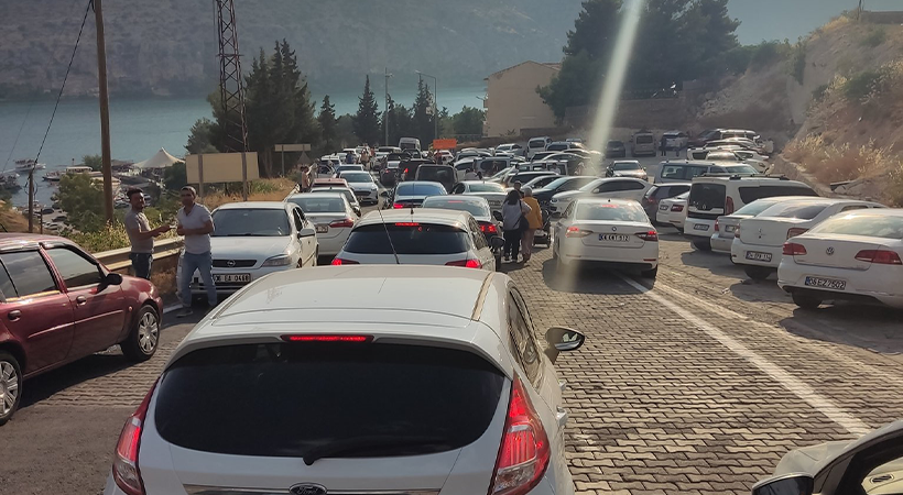 Halfeti'ye akın eden turistler trafik kaosu yaşadı