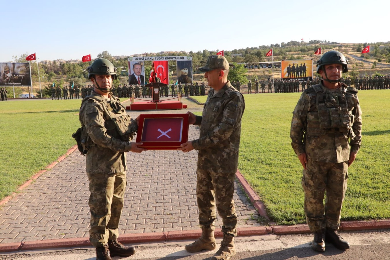 Şanlıurfa 20. Zırhlı Tugay Komutanlığı'nda devir teslim töreni yapıldı