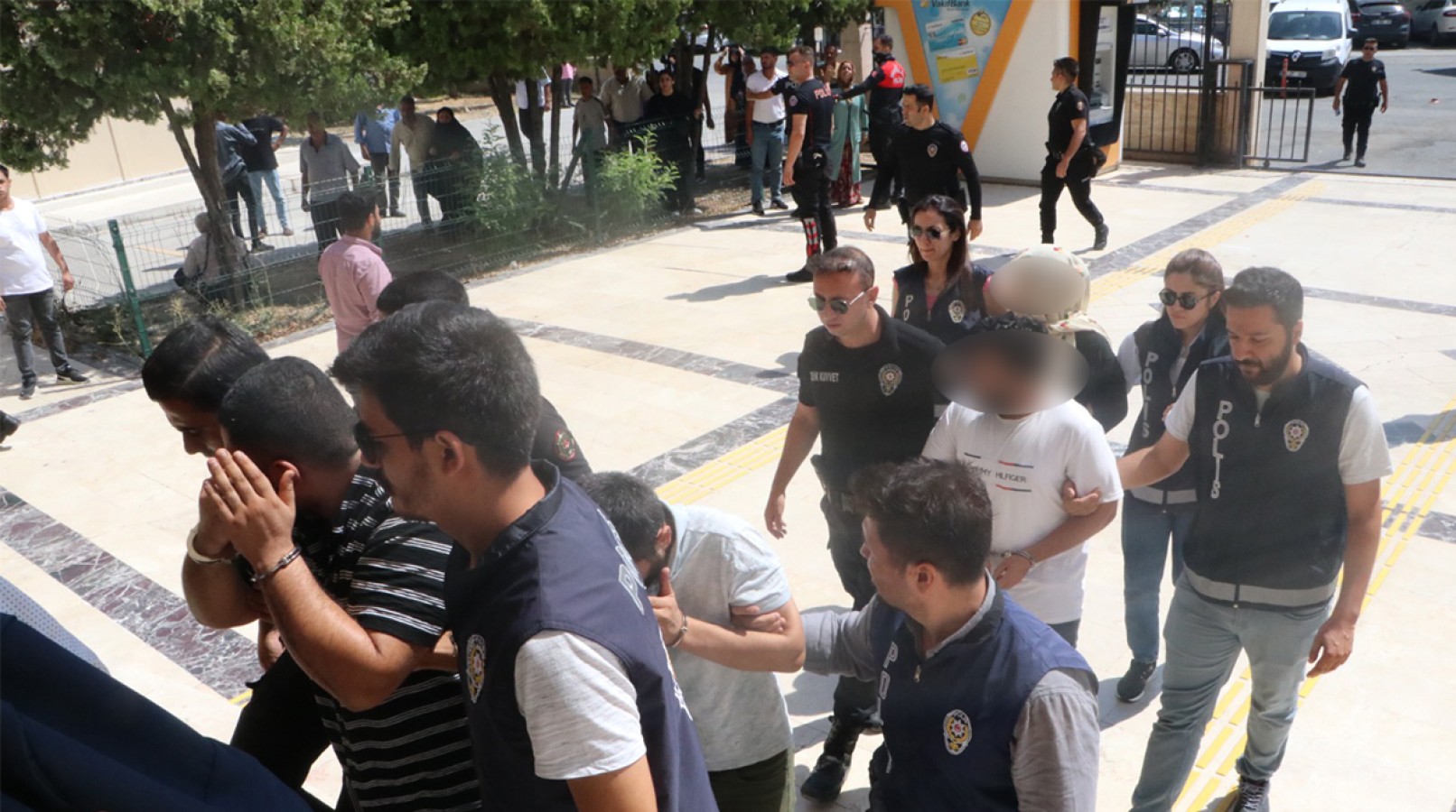 Urfa’da dolandırıcılık operasyonunda zanlılar adliyeye sevk edildi