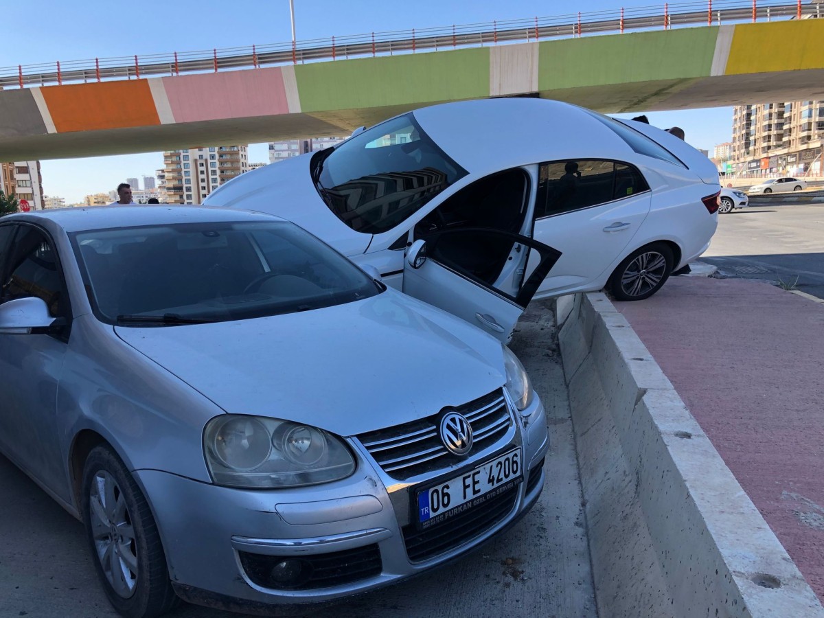 Urfa’da hızını alamayan otomobil park halindeki araçların üzerine uçtu;