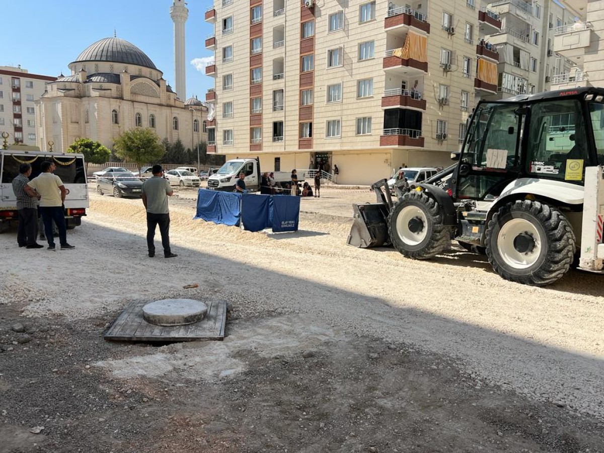 Birecik'te iş makinasının altında kalan kadın öldü