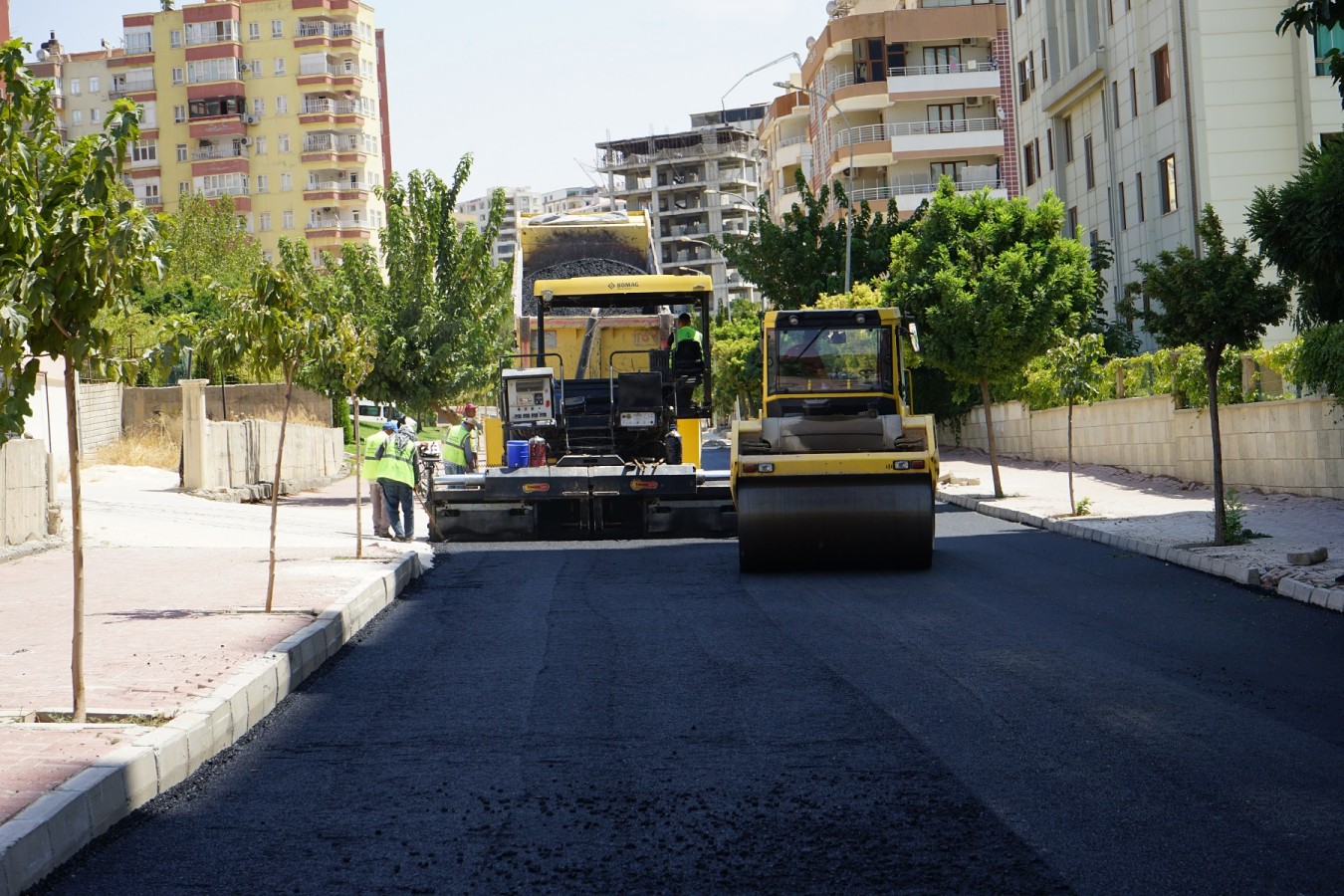 Doğukent Mahallesinde yeni yollar asfaltlanıyor