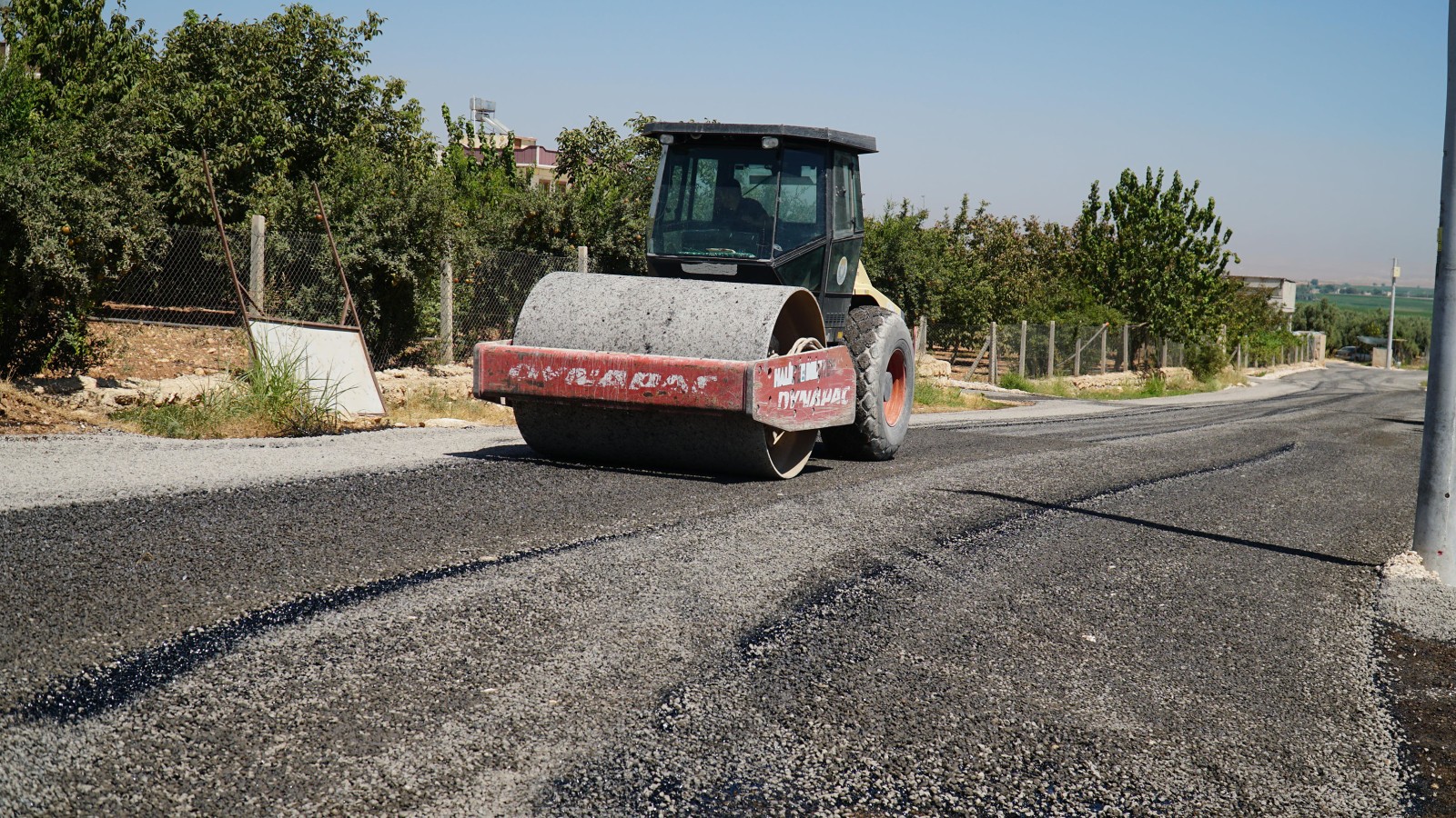 Haliliye kırsalında sathi kaplama asfalt çalışmaları sürüyor;