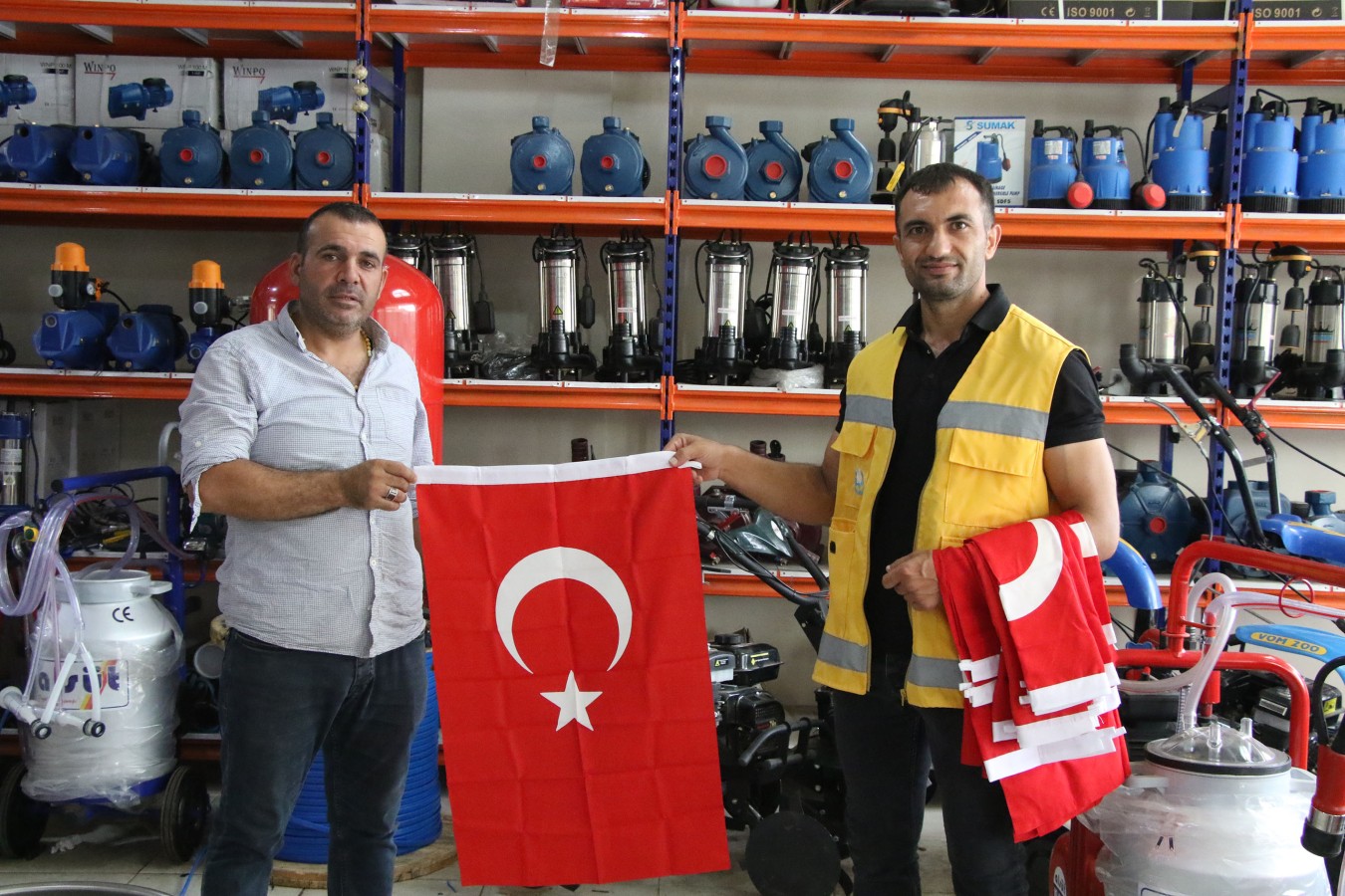 Haliliye’de esnaf ve vatandaşa Türk bayrağı dağıtıldı;