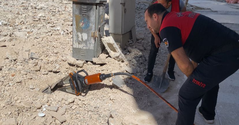 Haliliye'de yıkılan binanın enkazında kalan kediyi itfaiye kurtardı;