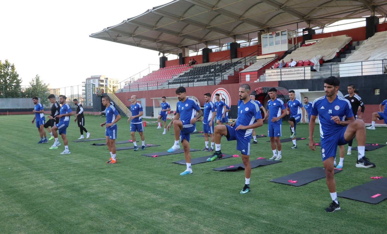 Karaköprü Belediyespor tesislerinde ilk antrenmana çıktı