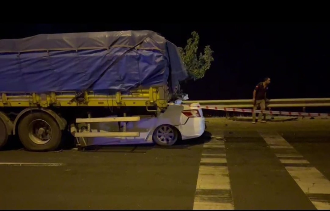 Şanlıurfa’da otomobil TIR’ın altına girdi! 2 gençten acı haber...