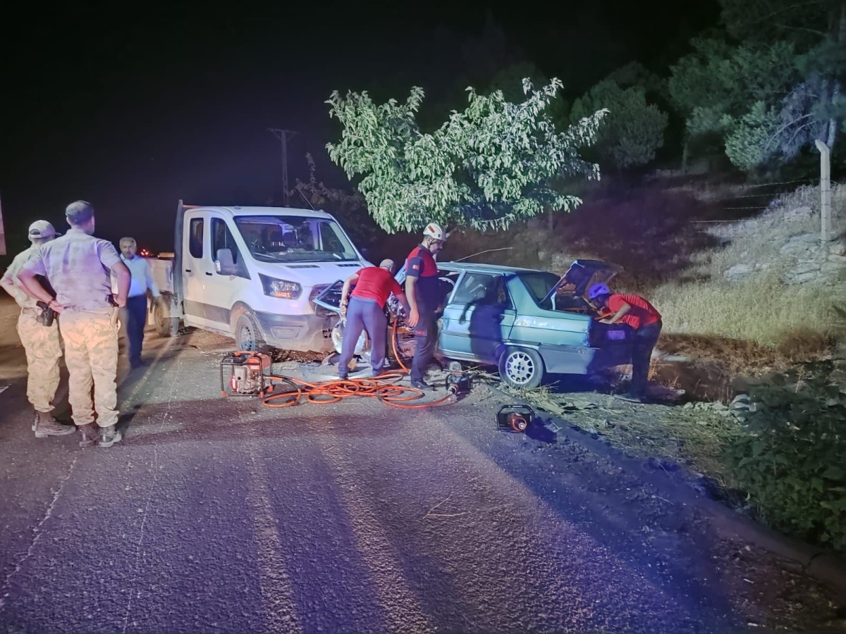 Urfa’da kazada araçta sıkışan sürücüyü itfaiye ekipleri kurtardı;