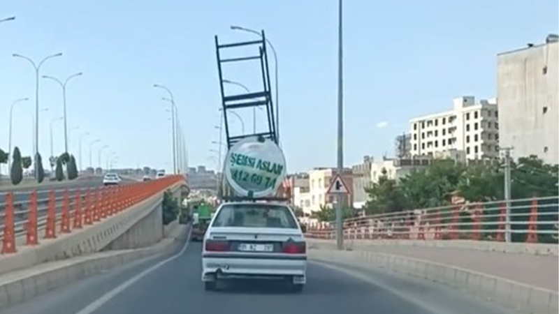 Güneş enerjisi taşıyan otomobil trafikte tehlike saçtı