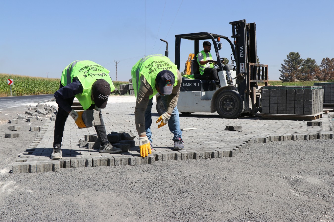 Haliliye’de kırsal mahallede kilitli beton parke döşeme çalışması