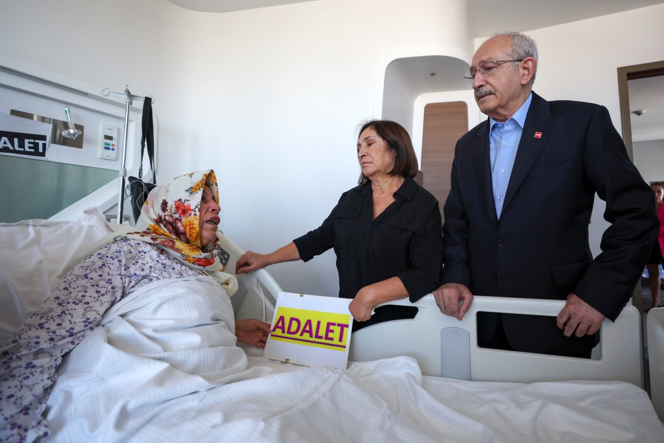 Kılıçdaroğlu, ameliyat olan Emine Şenyaşar’ı ziyaret etti;