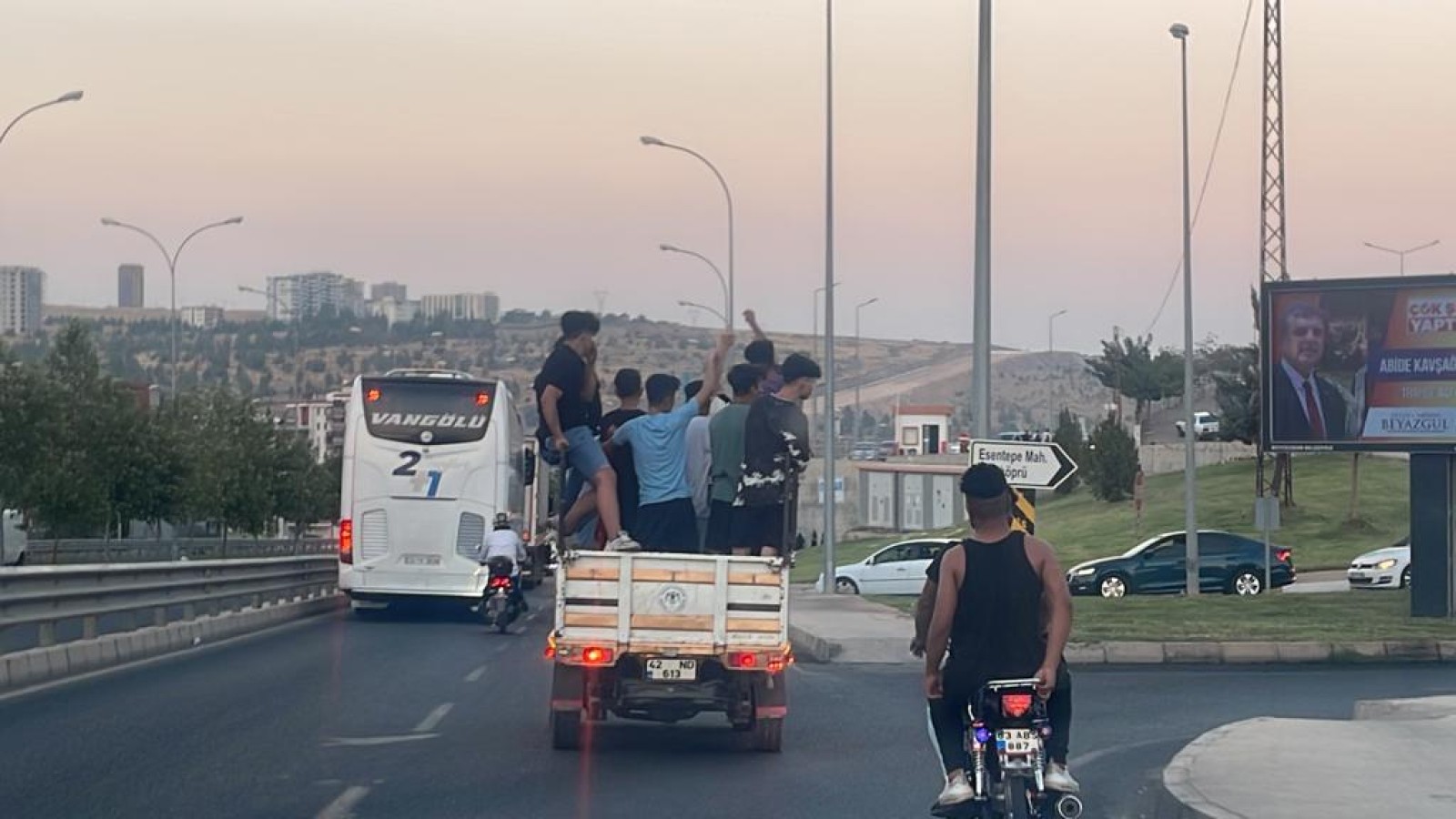 Tehlikeye aldırış etmediler: Urfa’da kamyonet kasasında asker uğurlaması;