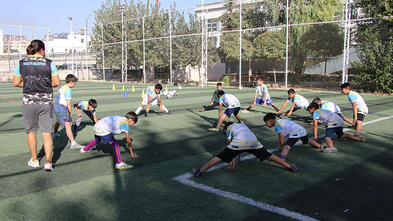 Haliliye Belediyesi'nin futbol okulunda geleceğin yıldızları yetişiyor