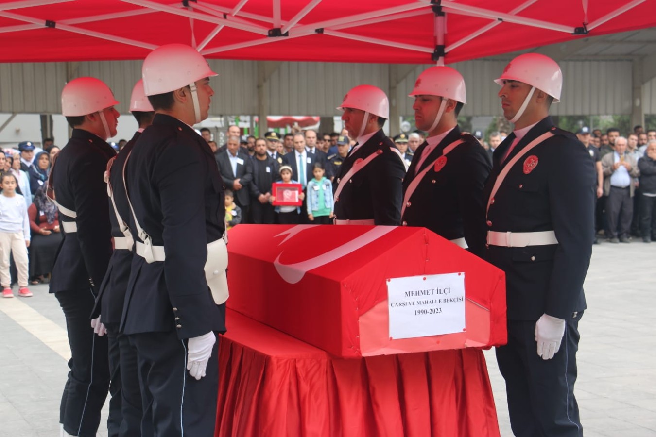 Kansere yenik düşen Urfa emniyetinde görevli bekçi için tören