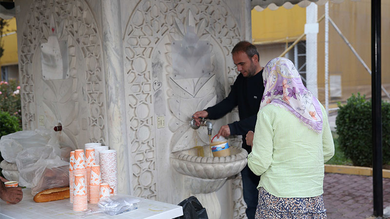 Karaköprü'de ikram çeşmesinden çorba akıyor