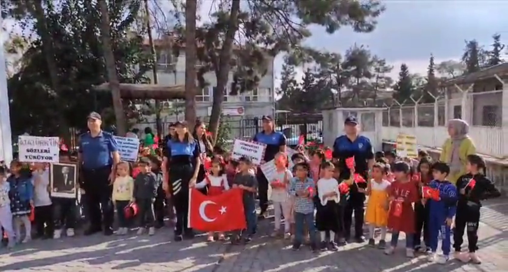 Şanlıurfa'da minikler polisleri ziyaret etti