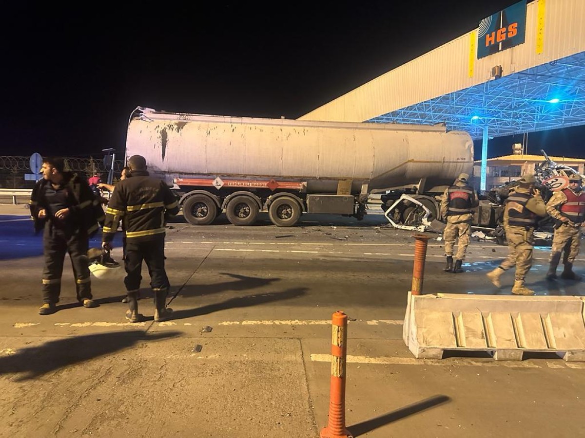 Urfa’da akaryakıt yüklü tanker gişelere daldı