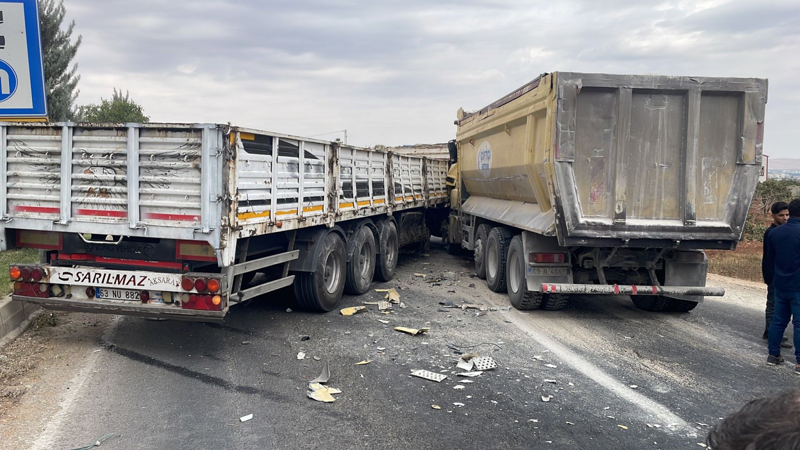 Urfa’da kamyon ile tır çarpıştı