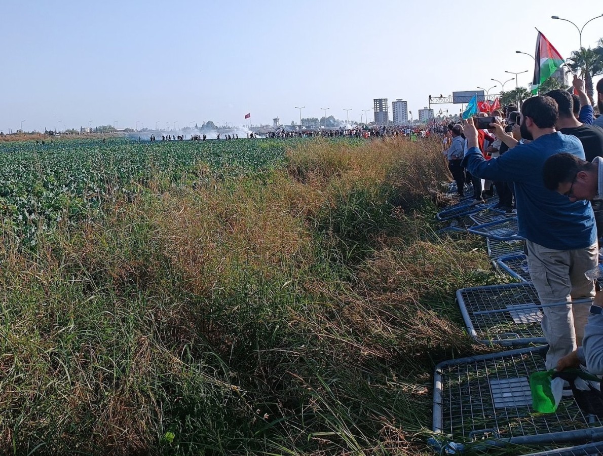 Bazı protestocular İncirlik Hava Üssü'ne girmeye çalıştı