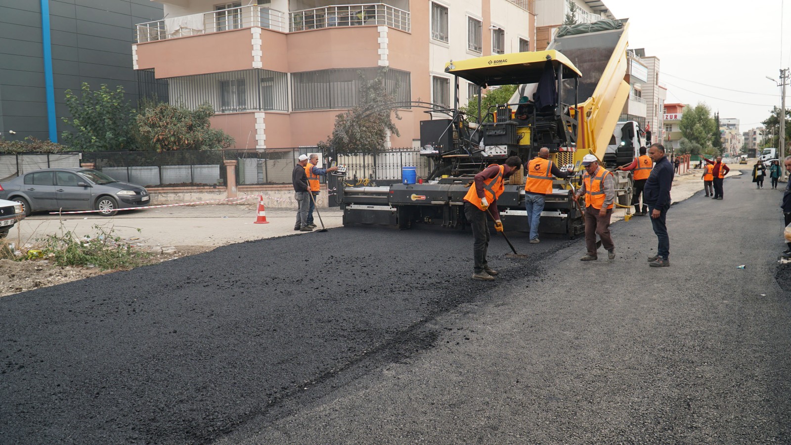 Haliliye’de sıcak asfalt çalışmalarıyla yollar yenileniyor