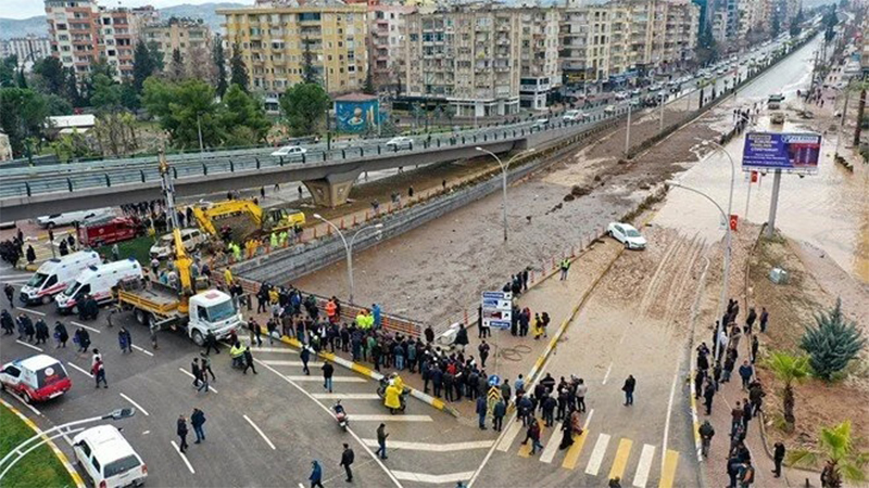 Köprülü Abide Kavşağı yağışlar sonrası tedbir amaçlı trafiğe kapatıldı;