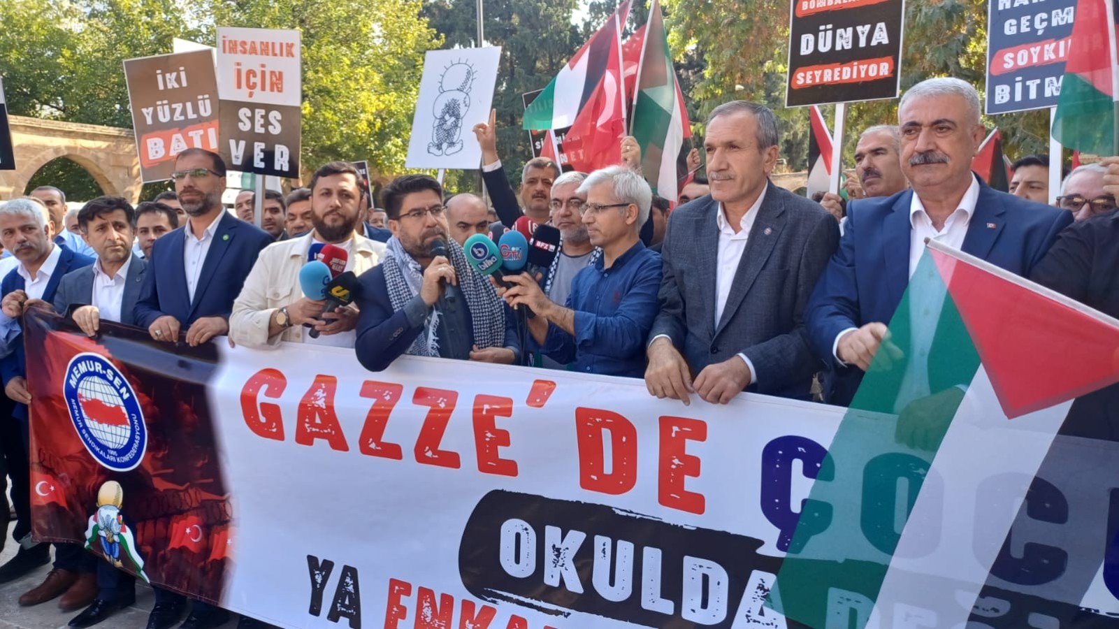 Şanlıurfa'da İsrail protestosu: "Gazze'de çocuklar okulda değil, enkazda ya mezarda"