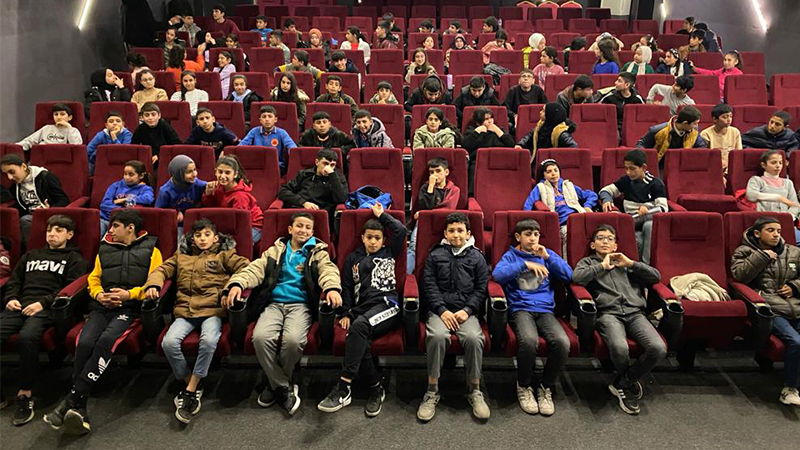 Şanlıurfalı öğrenciler Şair Nabi Dijital Sinema Salonu'nda film izledi