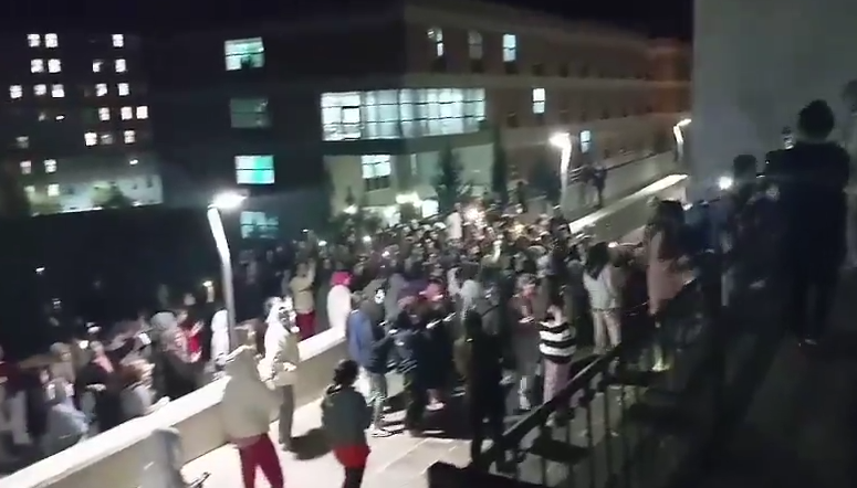 Urfa'da öğrencilerden gece yarısı asansör protestosu