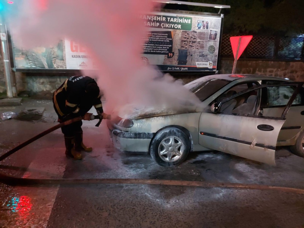 Viranşehir'de otomobil yangını;