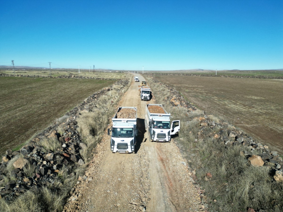 Büyükşehir'den Siverek kırsalında yol çalışması