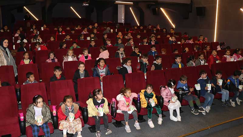 Dijital sinema salonu minikleri misafir etti;