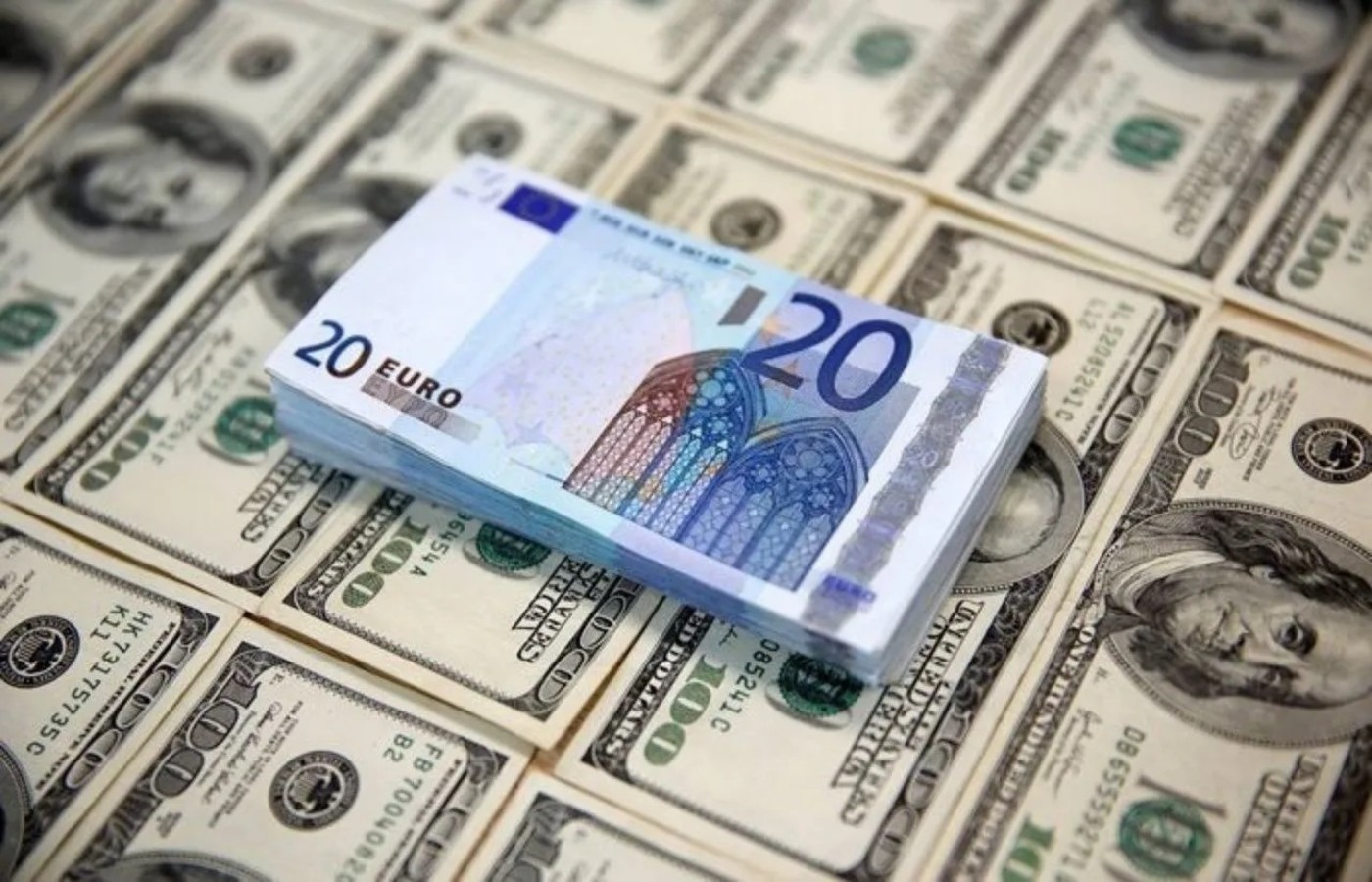 Dolar ve euro yükselmeye devam ediyor;