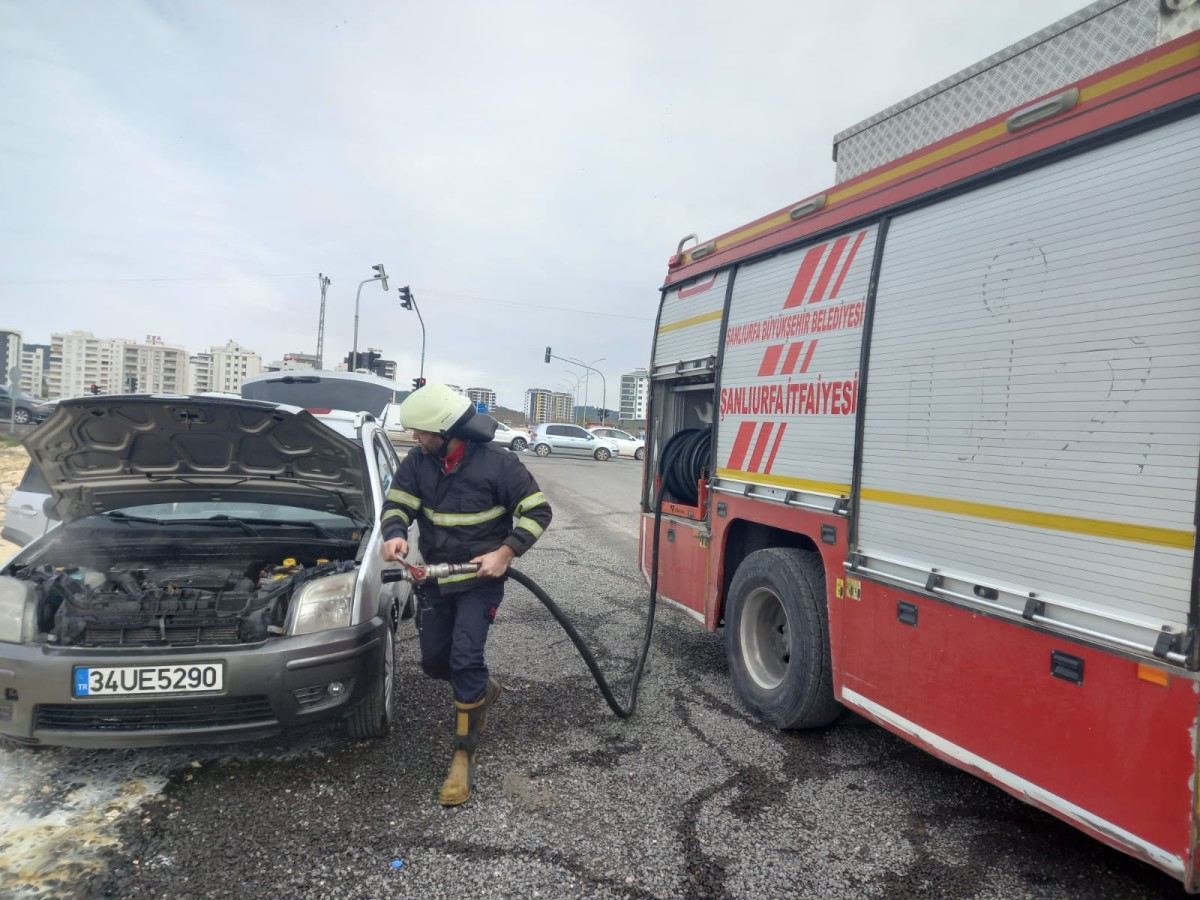 Karaköprü'de seyir halindeki  otomobil yandı!