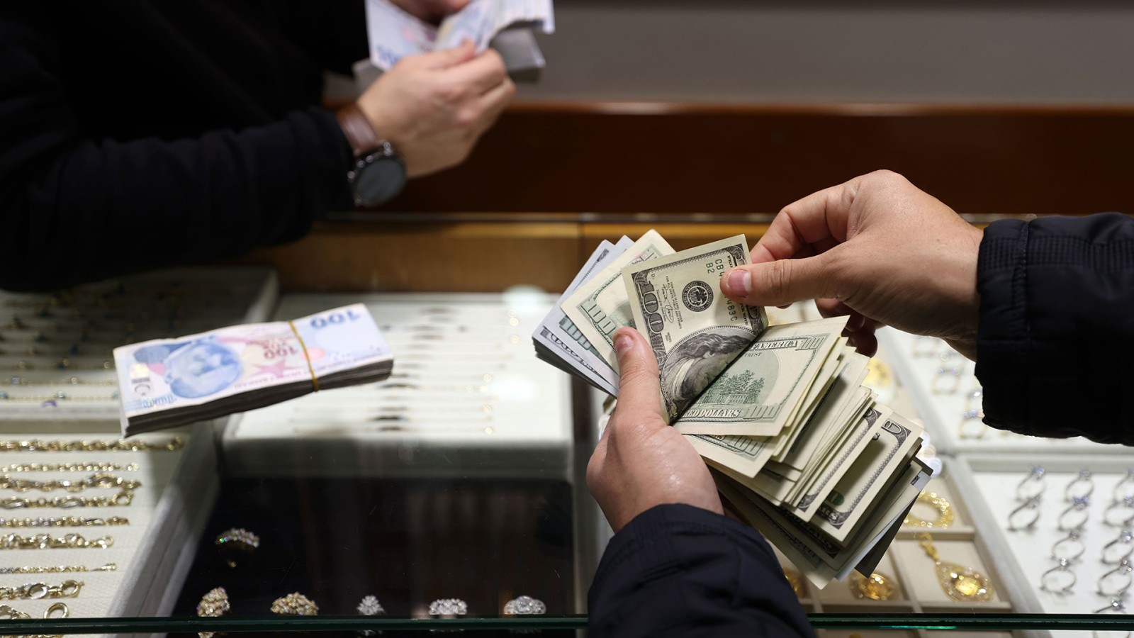 Liranın dolar ve euro karşısında eriyişi sürüyor!;
