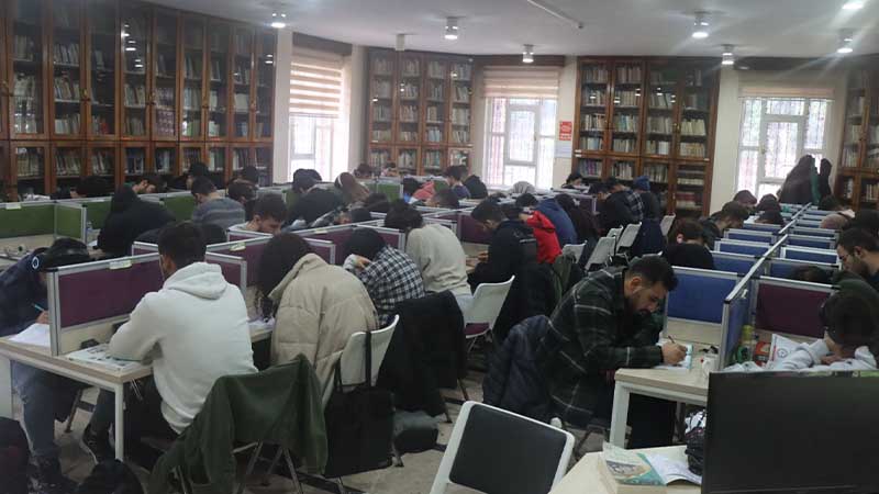 Şanlıurfa'da öğrenciler Büyükşehir Belediyesi kütüphanelerinde sınava hazırlanıyor