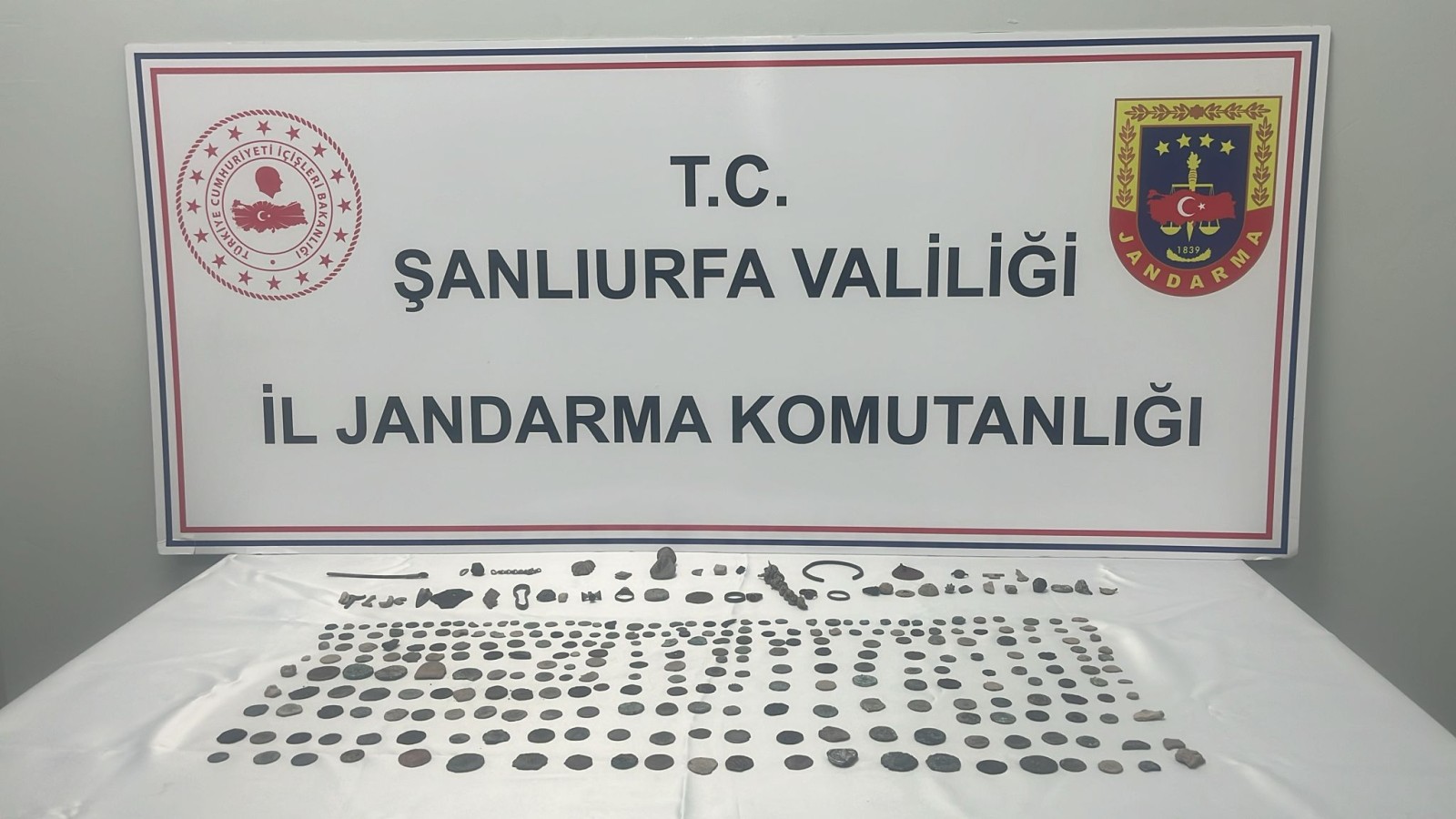 Şanlıurfa'da tarihi eser kaçakçılığına operasyon : 273 sikke ve 47 obje ele geçirildi