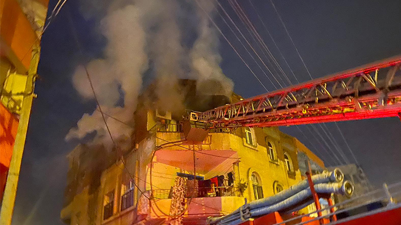 Siverek'te 2 katlı bir binanın üst katında yangın;