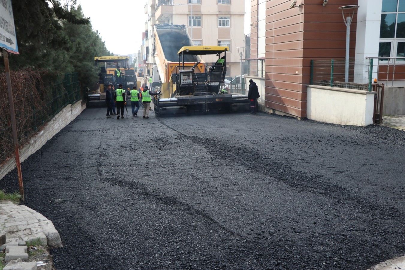 Viranşehir’de deforme olmuş sokağa sıcak asfalt
