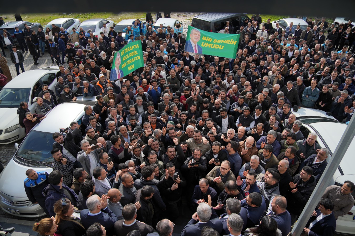 Büyükşehir Belediyesi işçileri zammı halay çekerek kutladı