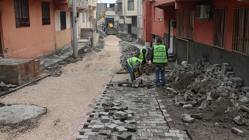 Haliliye’de kilitli beton parke döşeme çalışmaları ile sokaklar yenileniyor