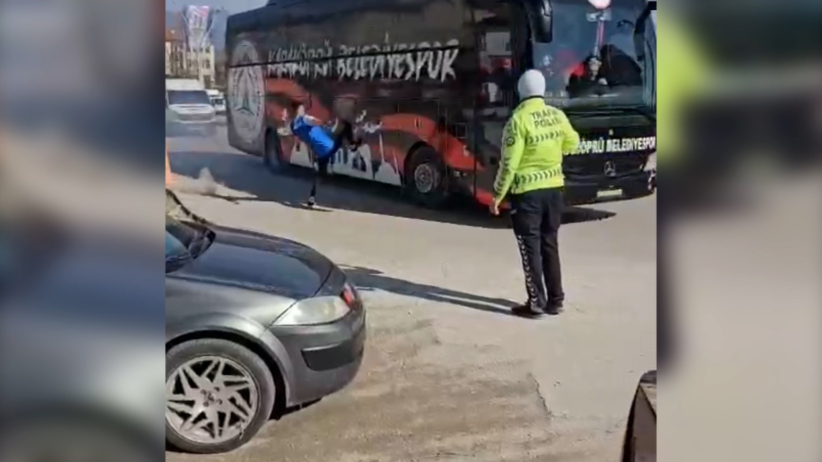 Karaköprü Belediyespor otobüsüne saldırı!;