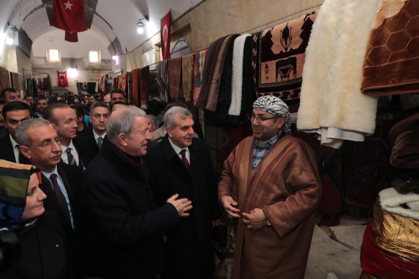 Hulusi Akar ve Başkan Beyazgül tarihi hanlar bölgesinde esnafı ziyaret etti;