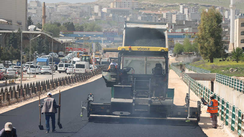 Büyükşehir’den Akçakale yolunda asfalt çalışması;