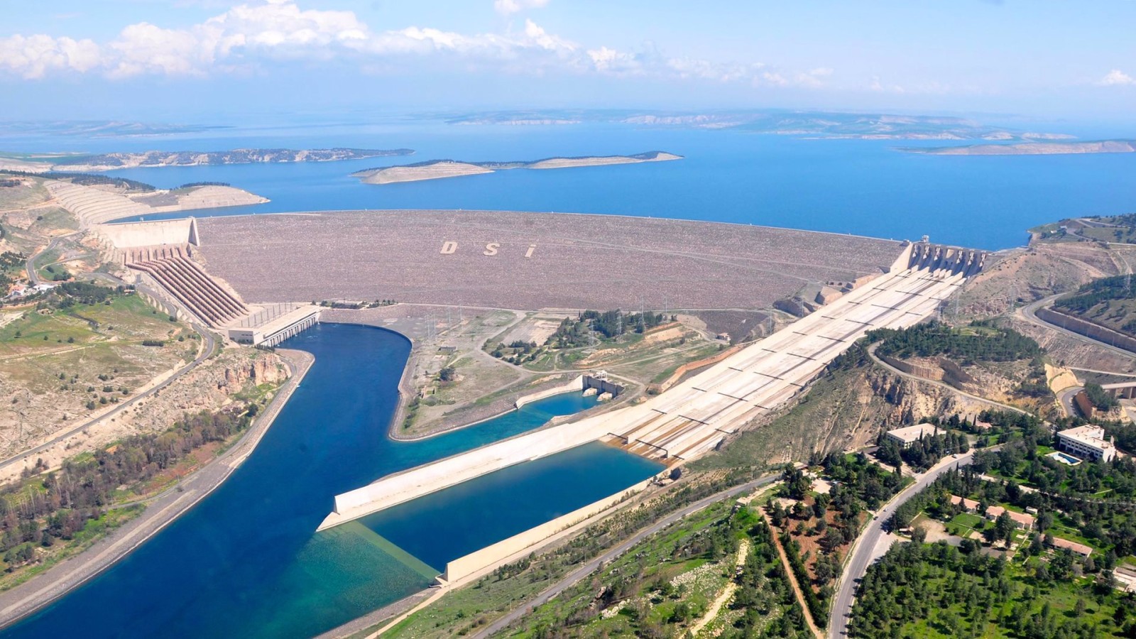 32 yaşındaki Atatürk Barajı'ndan ekonomiye dev katkı;