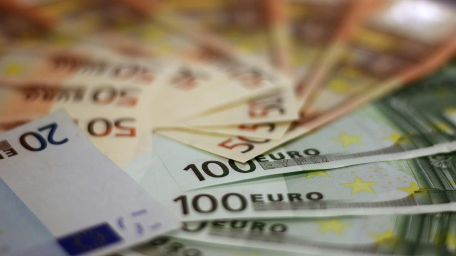 Dolar ve euroda haftanın ilk gününde hareketlilik
