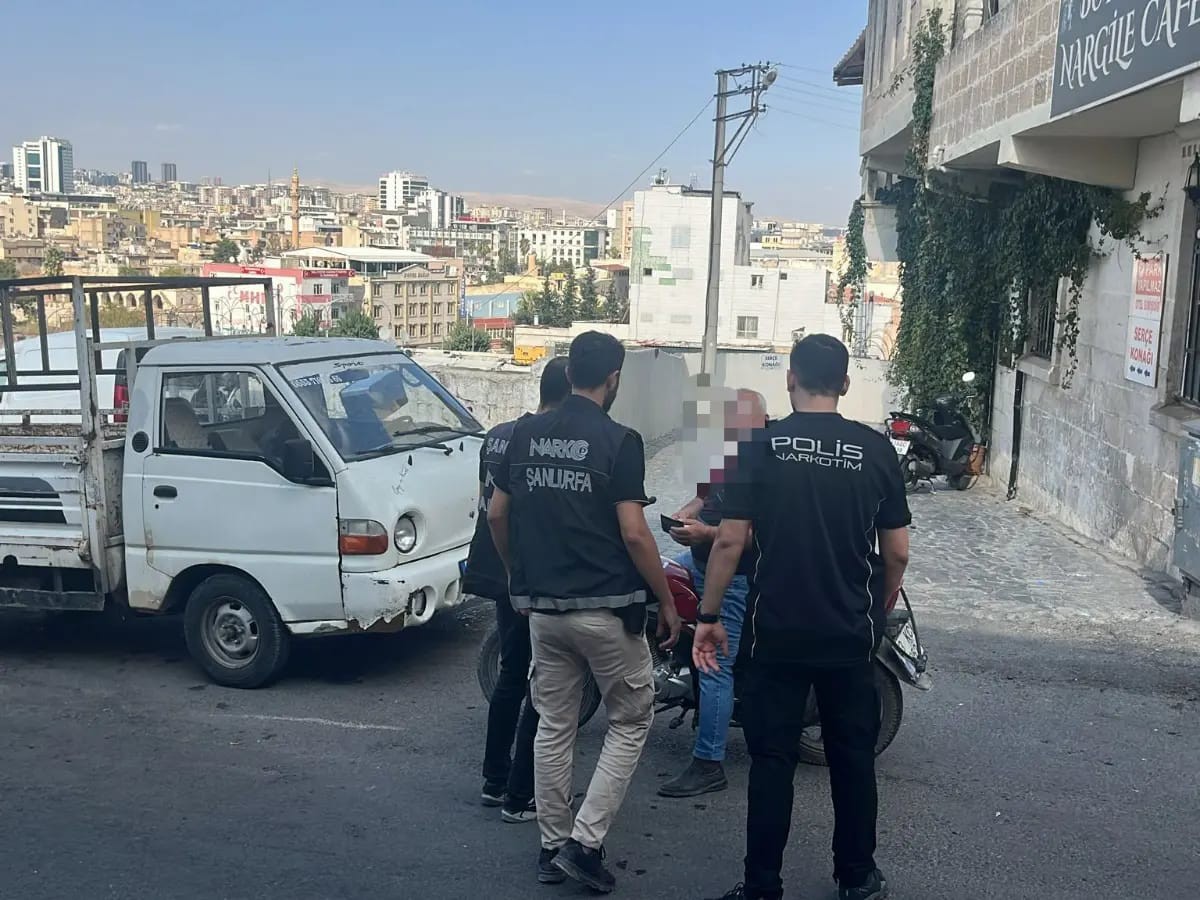 Şanlıurfa İl Emniyet Müdürlüğü'ne bağlı Narkotik Suçlarla Mücadele Şube Müdürlüğü ekiplerince, "Narko Alan" uygulaması gerçekleştirildi.