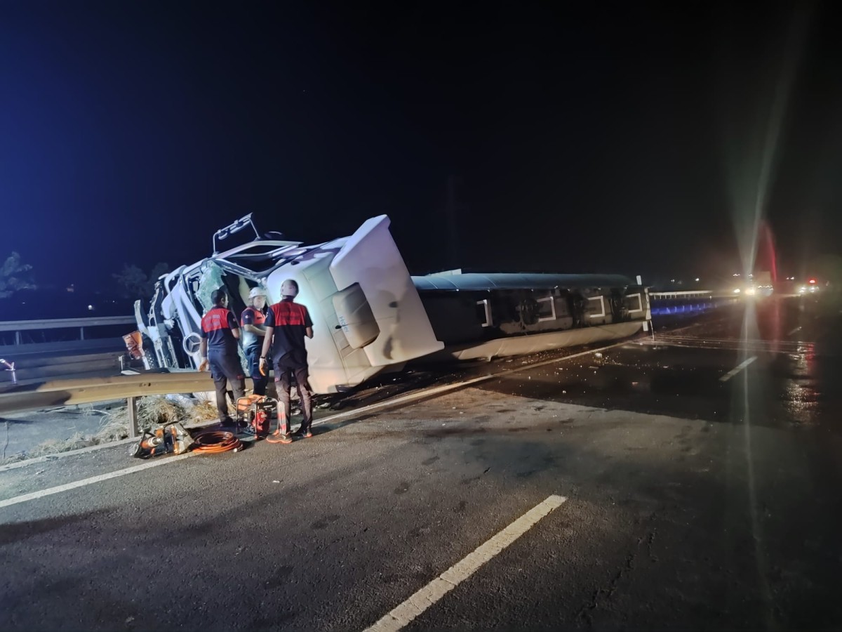 Şanlıurfa'da yakıt tankeri devrildi sürücüsü hayatını kaybetti;